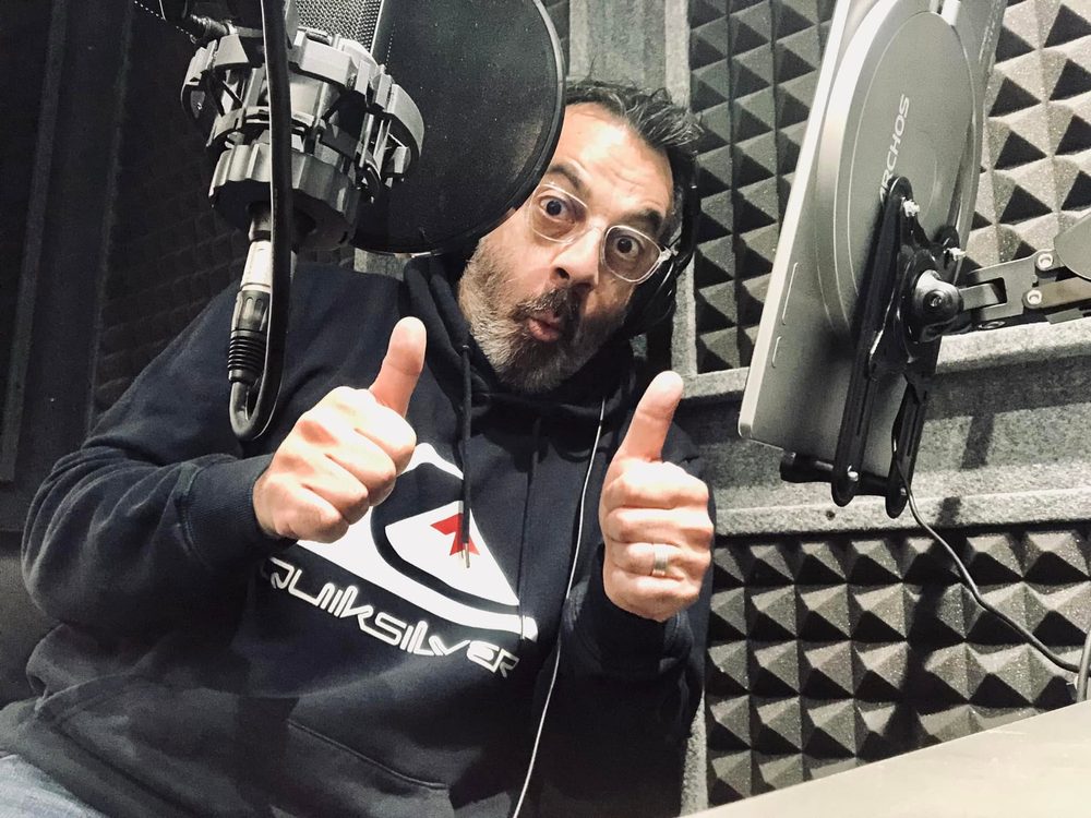 Hervé Carrasco souriant en studio, casque sur les oreilles